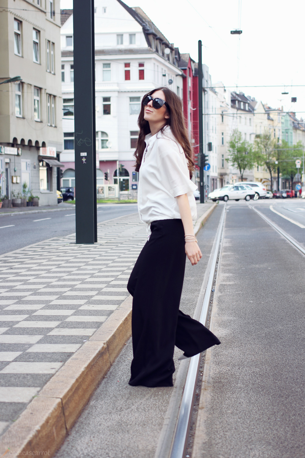 outfit, reserved, concept, palazzo, wide legs, flared, pants, celine, sunglasses, wie trägt man, kombinieren