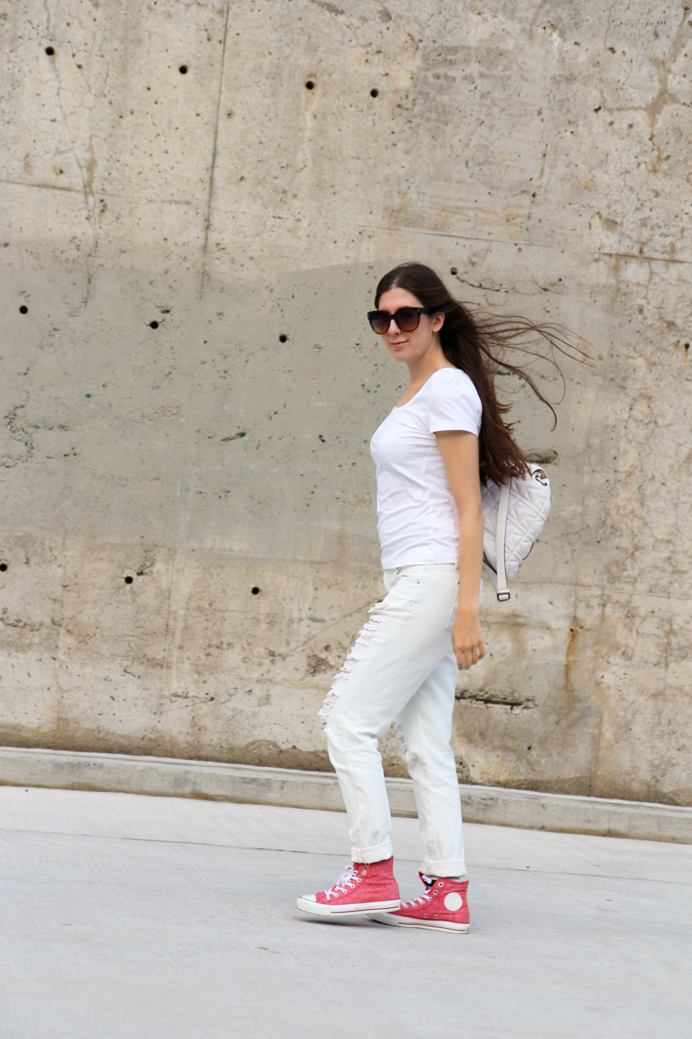 outfit, ripped, jeans, chucks, karl lagerfeld, white, travel, montreal
